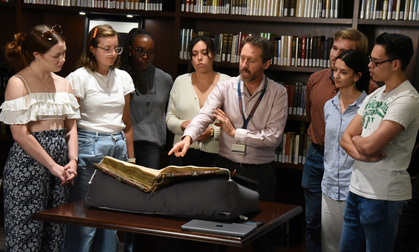 students looking at antiphona